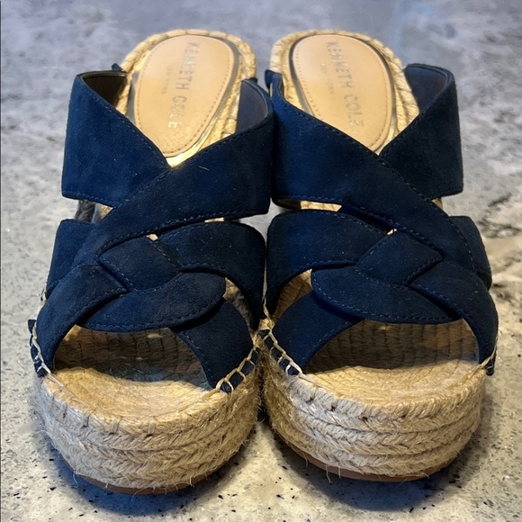 NWOB KENNETH COLE NEW YORK Women's Navy 1-1/2" Platform Olivia Swirl Mules 6 - Picture 3 of 7